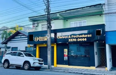 Casa comercial em avenida principal no centro de jaraguá do sul