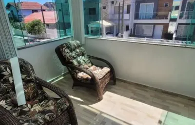 Sobrado com piscina, área gourmet, 03 quartos com suíte, 70 metros do mar em matinhos pr