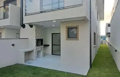 Sobrado novo com amplo terreno, 03 quartos c/suíte, no centro canasvieiras em florianópolis sc