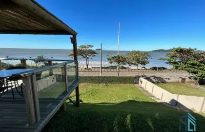 Casa frente mar duas frentes, com 6 suítes, 450m2 de área construída em piçarras sc