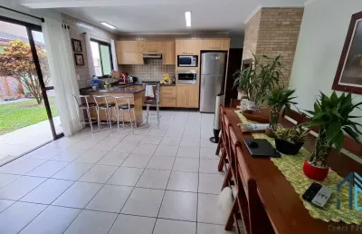 Casa com edícula, 04 quartos sendo 2 suítes, amplo terreno fundos, no atuba em curitiba pr