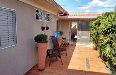Casa a venda com 3 dormitórios sendo 1 suíte no condomínio c
