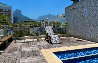 Cobertura com 4 quartos e vista livre à venda na melhor rua do leblon