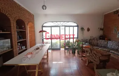 Casa de esquina com 4 quartos sendo 1 suite no bairro lagoinha.