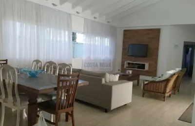 Casa de condominio com cinco dormitórios, três vagas, piscina, mobiliada!
