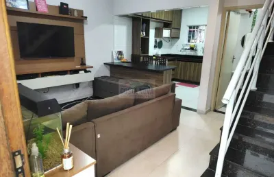 Triplex de 80m²,  semimobiliado, com 2 quartos, 4 banheiros sendo 1 suíte.triplex em rua tranquila