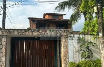 Sobreposta alta, com 300m² , com garagem para 4 veículos