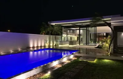 Casa reformada no condomínio jardim acapulco a venda, 650 m2, 6 suítes, 6 vagas e piscina.