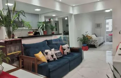 Apartamento de 78 m², 2 dormitórios, sacada, lateral , prédio de frente ao mar, reformado