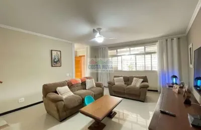 Sobrado à venda com 156m², 3 quartos sendo 2 suítes, 4 banheiros, sala para 2 ambientes e garagem
