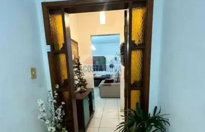 Apartamento a venda com 2 dormitórios na guilhermina, próximo à praia