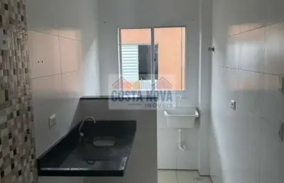 Casa sobreposta em condomínio fechado no bairro melvi em praia grande