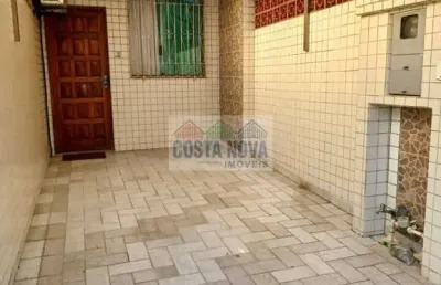 Casa sobreposta baixa com quintal e churrasqueira no boqueirão ? 3 dormitórios e 1 suíte