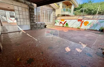 Casa ampla no canal 5 com 3 dormitórios, quintal, depósito e garagem para 3 carros