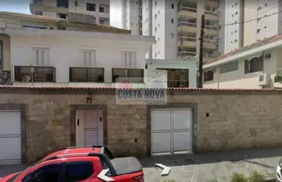 Casa de 385m², com 4 quartos e 2 suites, piscina churrasqueira deposito, quarto de empregada