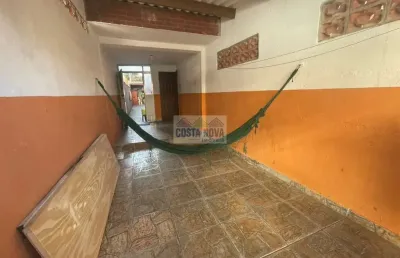 Casa térrea a 50m do mar no caiçara com churrasqueira