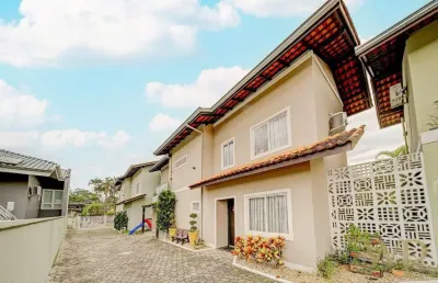 Casa em condomínio fechado com 3 quartos à venda na rua dos bandeirantes, 442, glória, joinville por r$ 940.000