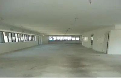 Conjunto comercial com  259,10 m2, 4 vagas de garagem.