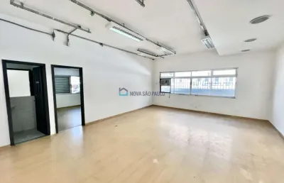 Casa comercial com 4 salas para alugar na Alameda dos Nhambiquaras, --, Moema, São Paulo