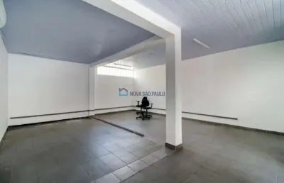 Sobrado de uso comercial de 308m² com salão de eventos, 6 banheiros e 4 vagas