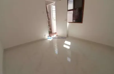 Sobrado residencial com 03 dormitórios, sendo 01 suíte, 03 banheiros e vaga para 02 veículos.