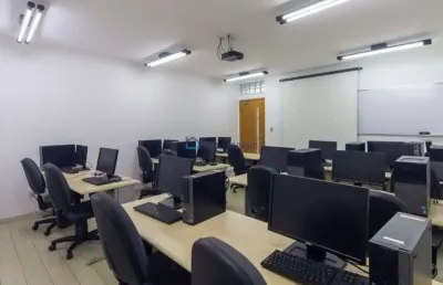 Excelente imóvel comercial com 10 salas e 10 banheiros.
