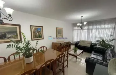 Sobrado com 03 dormitórios e 05 banheiros no brooklin.