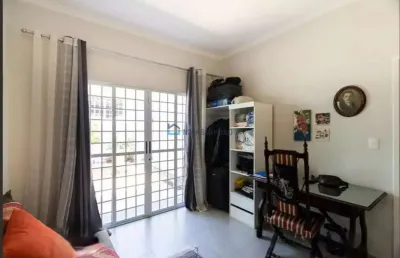 Casa térrea reformada com energia solar e amplo quintal em bairro tranquilo