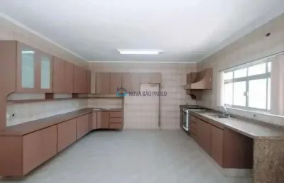 Imóvel amplo e bem localizado para uso comercial ou residencial