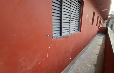 Casa funcional com entrada compartilhada ? aceita pet pequeno!