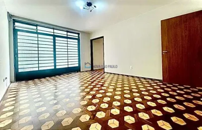 Sobrado residencial com 03 dormitórios e 03 vagas de garagem.