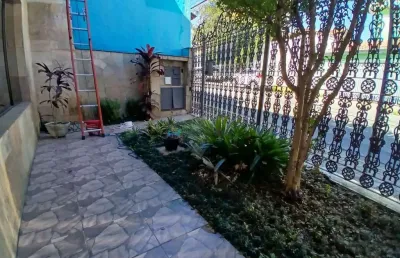 Casa para locação com 4 dormitórios, edícula  e 02 vagas de garagem.