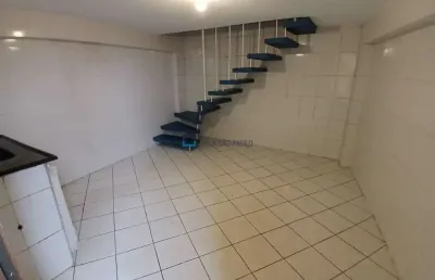 Casa térrea, com 1 dormitório, cozinha, banheiro, área de serviço.