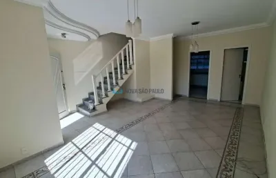 Casa de condomínio com 03 quartos, sendo 01 suíte e 02 vagas de garagem