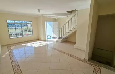 Casa de condomínio com 03 quartos, sendo 01 suíte e 02 vagas de garagem
