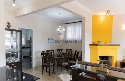 Excelente casa assobradada disponível para locação no jabaquara.
