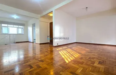 Casa com 3 dormitórios, 01 suite e 2 vagas ao lado do metrô saúde