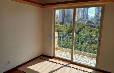 Com 2 dormitórios, 2 banheiros, 1 vaga, próximo do metrô conceição