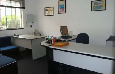 Sobrado comercia a venda ao lado da praça da árvore