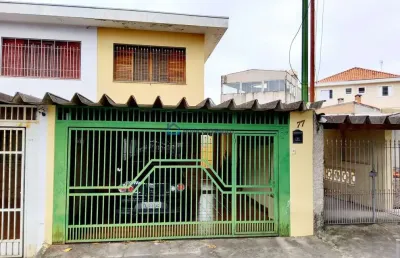 Sobrado com suíte + 2 quartos, 2 vagas cobertas e quarto empregada!