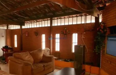 Imóvel parte residência e parte hospedaria independente.