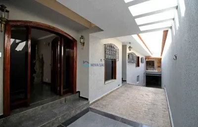 Casa térrea à venda, com 6 quartos, 4 suítes, no planalto paulista, a 800 metros do metrô saúde