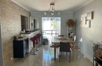 Casa à venda no planalto paulista com 3 quartos e 4 vagas de garagem.