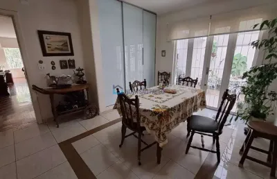 Casa à venda no planalto paulista com 3 quartos e 4 vagas de garagem.