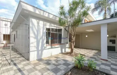 Casa térrea com 180m² sendo 4 dorms 1 suíte sala coz 3 banhs área de serviço 2 vagas de garagem.