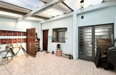 Sobrado com 185 m² sendo 3 dormitórios 2 salas cozinha 2 banheiros lavanderia 1 vaga de garagem.