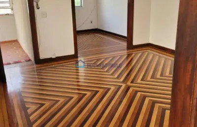 Casa de vila com 03 dormitórios, 01 suíte e 03 vagas de garagem