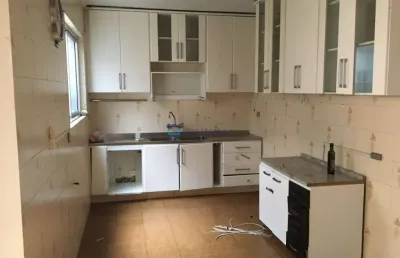 Metrô praça da árvore, sobrado com 4 dormitórios sendo 1 suíte , 3 vagas de garagem.
