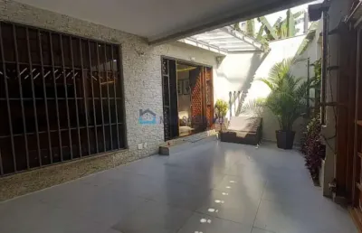 Sobrado com 3 quartos, 2 suítes e 2 vagas, totalmente reformado.