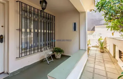 Casa térrea . na saúde . 3 dormitórios (1 suíte) . 4 banheiros . 2 vagas